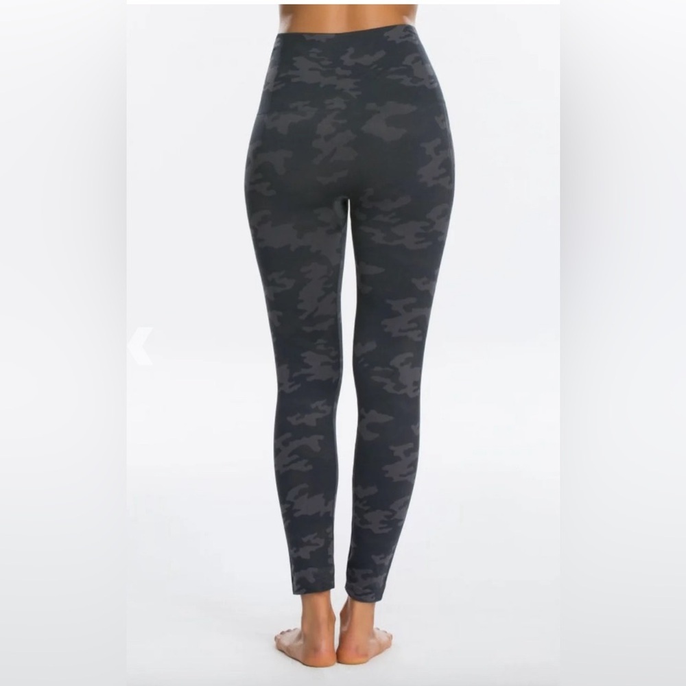 SPANX LOOK AT ME NOW BLACK CAMO LEGGING size M NWT. Comfortable,seamless shaping - Picture 2 of 3